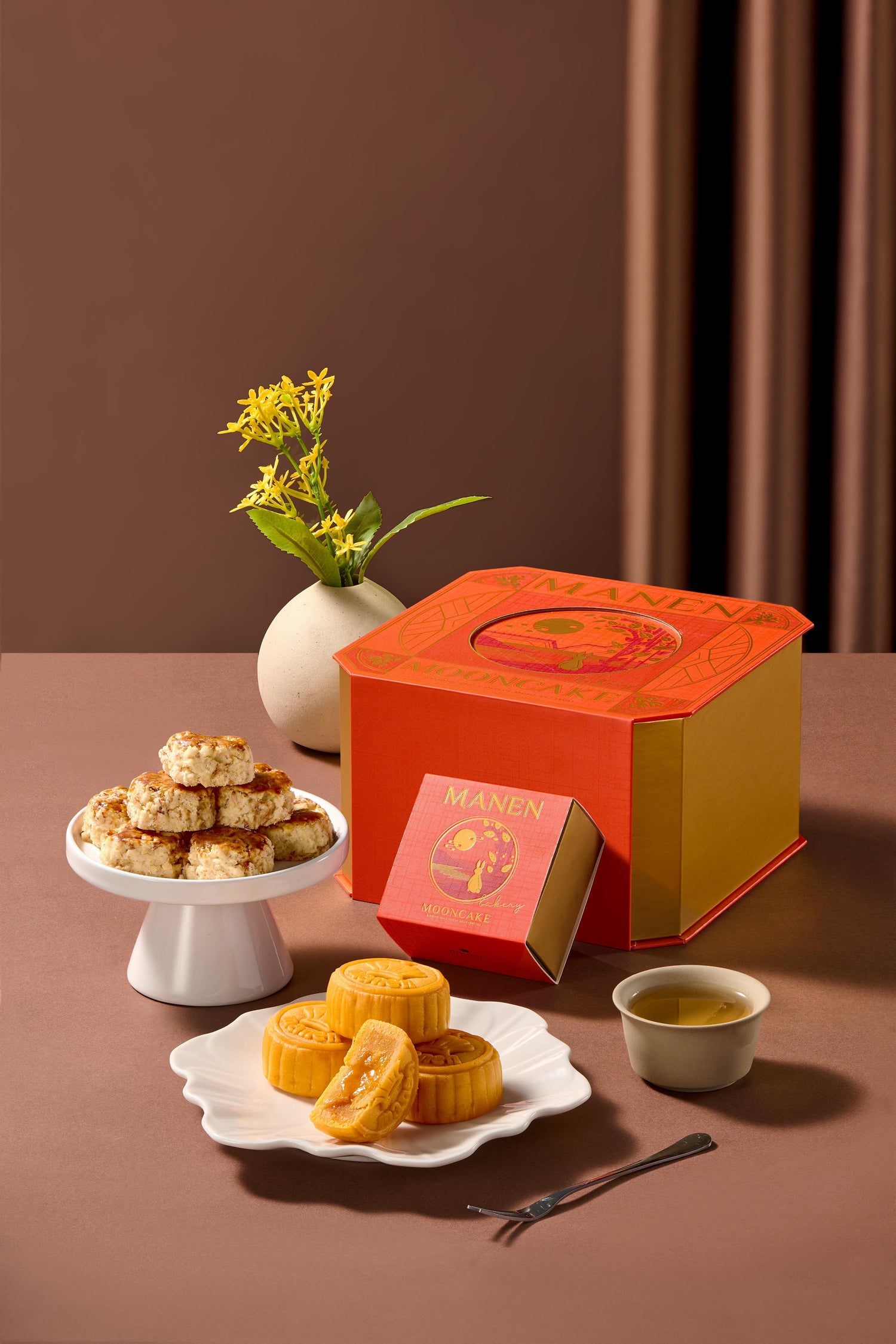 Osmanthus Mid-Autumn Mooncake Set, Osmanthus Mid-Autumn Mooncake Set, sesame cookies, manen bakery, manen bakery shop, bakery near me, artisanal cookies, oatmeal raisin cookies, Lumiere de Victoria-Harbour Assorted Cookies, assorted cookies, coffee cookies, cocoa butter cookies, chocolate chip cookies, butter cookies, almond cookies, 附近的烘焙店, 手工曲奇, 芝麻曲奇, 燕麥葡萄乾曲奇, 維港夜光•雜錦曲奇, 雜錦曲奇禮盒, 咖啡曲奇, 可可牛油曲奇, 碎朱古力曲奇, 牛油曲奇, 杏仁曲奇